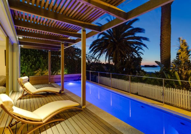 Bungalow52 swimming pool evening