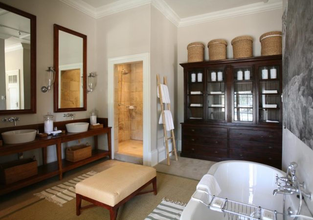 the-manor-bathroom-luxury-villa-samara-reserve